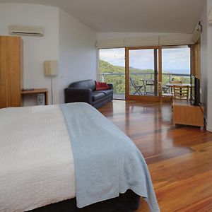 Chris'S Beacon Point Restaurant & Villas